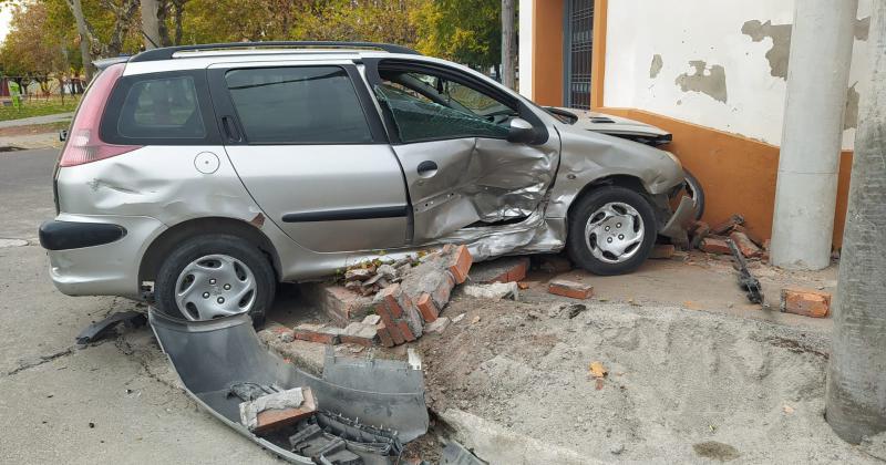 Lo chocaron en una esquina destruyoacute un cantero y terminoacute contra una casa