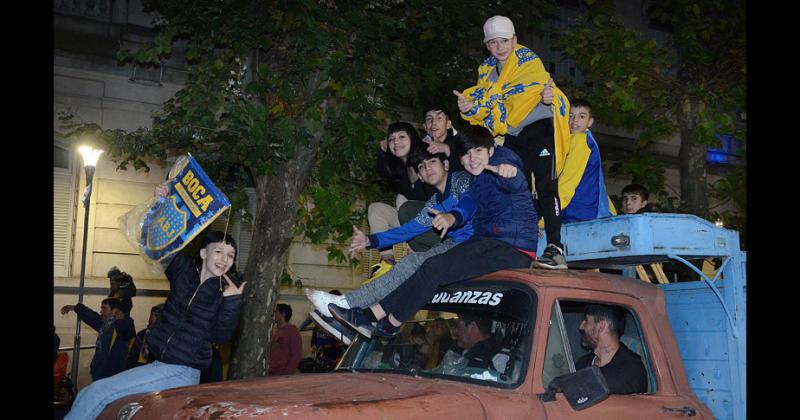 Boca le ganoacute a Tigre y se festejoacute en el centro de la ciudad