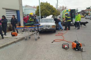  Bomberos extricaron a un hombre tras un fuerte choque