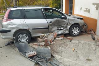 Lo chocaron en una esquina destruyoacute un cantero y terminoacute contra una casa