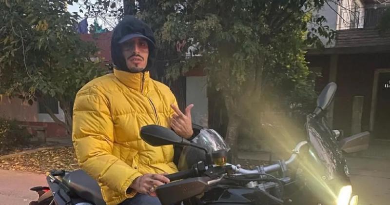 El cantante El Noba sufrioacute un grave accidente con su moto y su estado es muy delicado