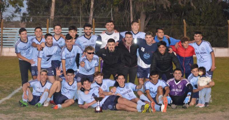 Loma Negra celebró su título en la cancha