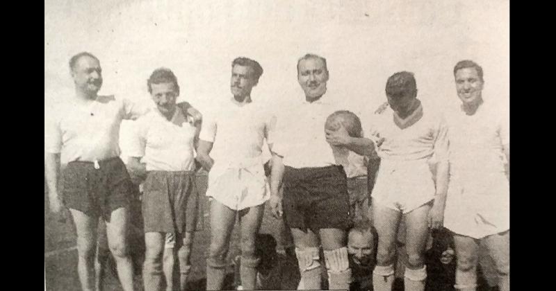 Alrededor de la década de 1940 en Olavarría se observa a los amateurs futbolistas Osvaldo Fittipaldi Hiram Bensabath Horacio P�ez Aníbal Bustos Jorge Bidé y Vicente Vitale