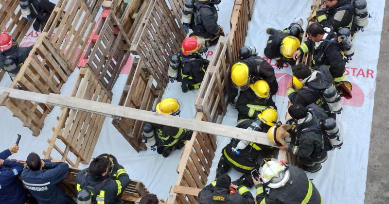 Bomberos de Olavarriacutea participaron de una capacitacioacuten en General Alvear