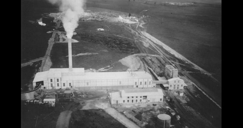 Imagen aérea de la f�brica de cemento Loma Negra en 1928 -año en que comenzó su producción- en el sector donde se aún encuentra ubicada de la actual localidad de Villa Alfredo Fortabat