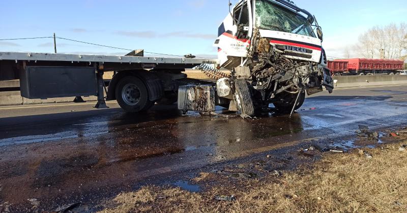 Un hombre herido tras protagonizar un choque entre camiones en la Ruta 226