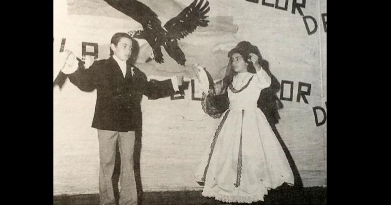 En junio de 1974 en la Escuela Nº 4 Domingo Faustino Sarmiento del barrio Pueblo Nuevo se realizaba el acto por el Día de la Bandera en cual incluía un baile criollo a cargo de los alumnos Arata y Ramón