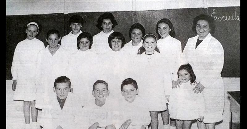 En 1963 la Escuela Nº 20 Manuel Belgrano funcionaba en el paraje Villa Mónica En la foto se observa a alumnos de 4º 5º y 6º grados acompañados por la directora y maestra Rosa Blanco de Carrica 