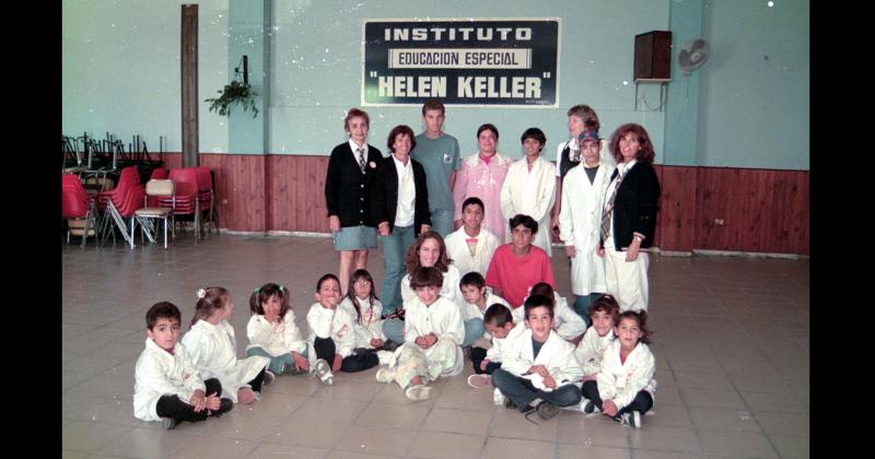 Un grupo de alumnos y docentes del Instituto de Educación Helen Keller durante la década de 1990 en la sede del establecimiento educativo ubicada en la calle José Luis Torres al 2900