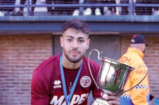 El olavarriense festejó con la copa en la cancha de Quilmes