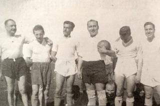 Alrededor de la década de 1940 en Olavarría se observa a los amateurs futbolistas Osvaldo Fittipaldi Hiram Bensabath Horacio P�ez Aníbal Bustos Jorge Bidé y Vicente Vitale