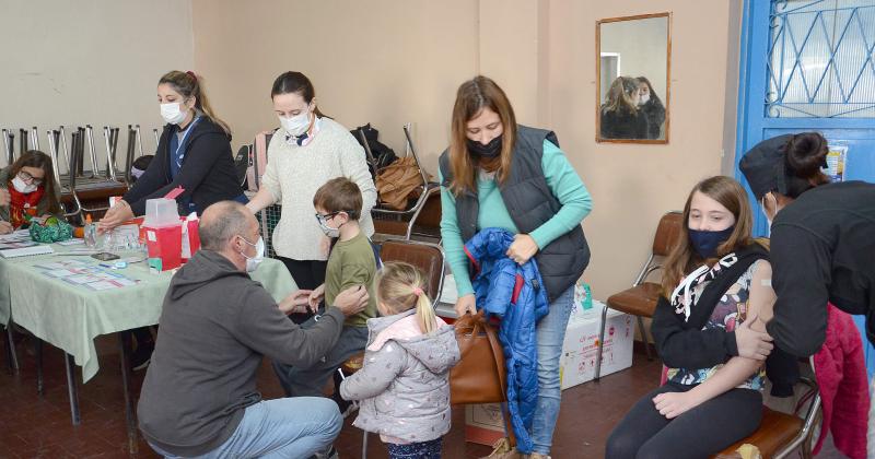 La vacunacioacuten itinerante continuacutea hoy en la Biblioteca Popular de Sierras Bayas