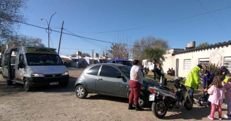 Una motociclista fue embestida por un auto dentro del barrio Ituzaingoacute