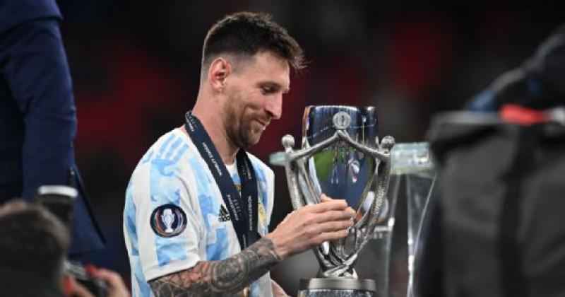 Lionel Messi con la Copa en el estadio de Wembley