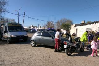 Una motociclista fue embestida por un auto dentro del barrio Ituzaingoacute