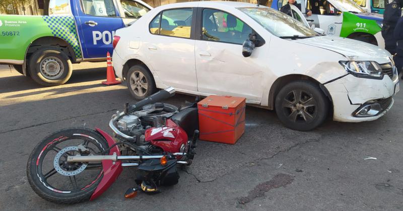 Una persona fue trasladada al hospital tras el choque de un auto y una moto