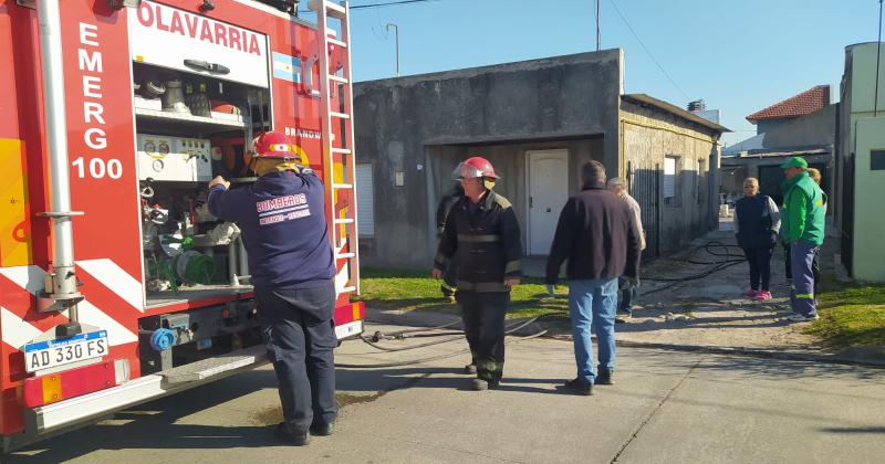 Bomberos trabajoacute para sofocar el incendio de una garrafa