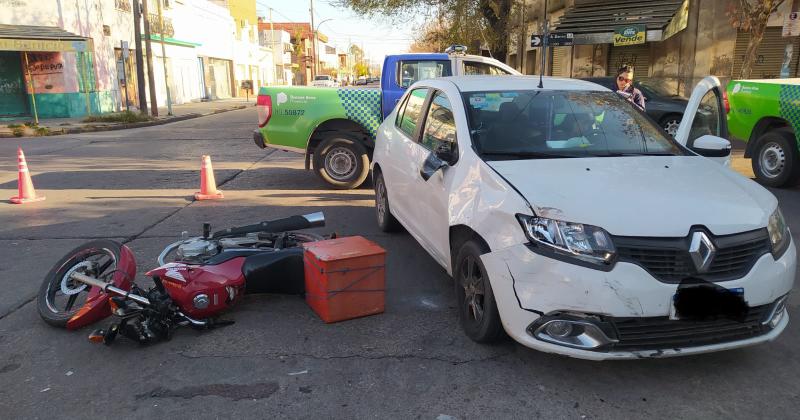 Una persona fue trasladada al hospital tras el choque de un auto y una moto