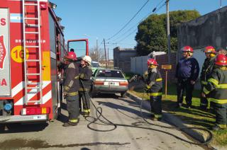 Bomberos trabajó para sofocar el incendio de una garrafa