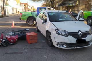 Una persona fue trasladada al hospital tras el choque de un auto y una moto