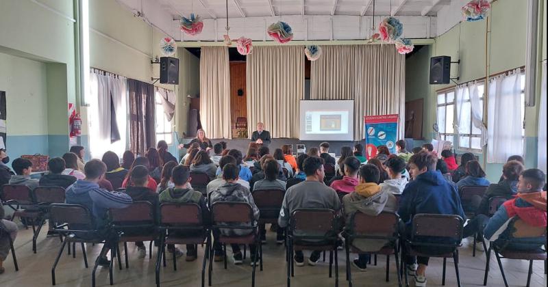 Autoridades de seguridad se reunieron con vecinos del barrio Pickelado