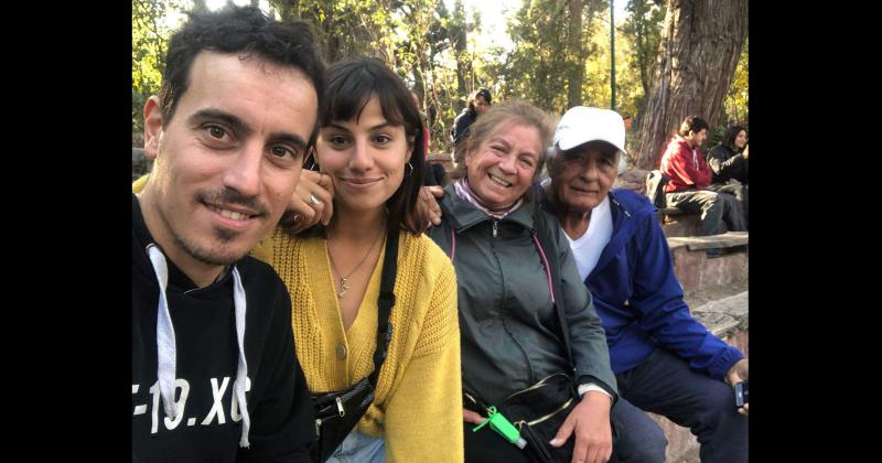 Eddy y la China junto a sus tíos jubilados llegados desde Trelew en el teatro Pulgarcito de Mendoza