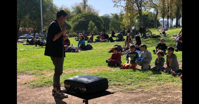 Un show de magia protagonizado por Eddy en una feria en Mendoza