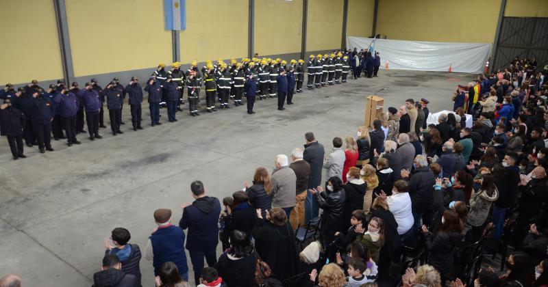 Reconocimientos y ascensos en un emotivo acto protocolar por el Diacutea Nacional del Bombero