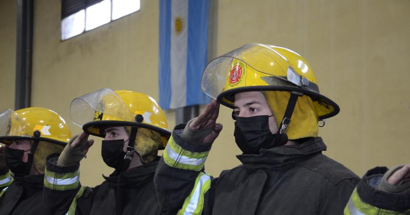 Reconocimientos y ascensos en un emotivo acto protocolar por el Diacutea Nacional del Bombero