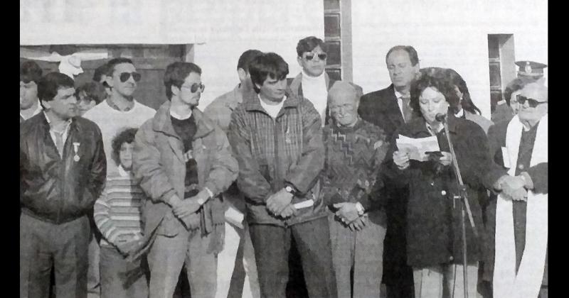 El Centro de Ex Combatientes de Olavarría inauguraba su sede propia ubicada en avenida Pellegrini y Vélez Sarsfield (en la foto el discurso de la docente Ana V�zquez)