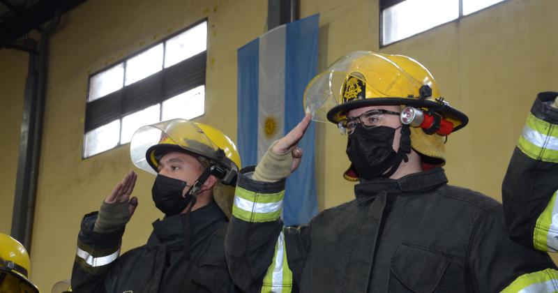 Reconocimientos y ascensos en un emotivo acto protocolar por el Diacutea Nacional del Bombero