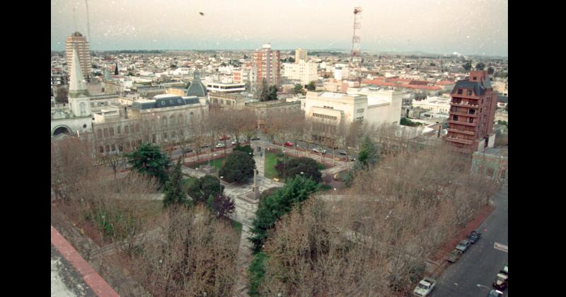 Imagen del centro de la ciudad de Olavarría en 1994 con la plaza Coronel Olavarría en primer plano Al fondo se distingue un sector de las sierras ubicadas al sudeste de la planta urbana en dirección a la zona de Sierras Bayas