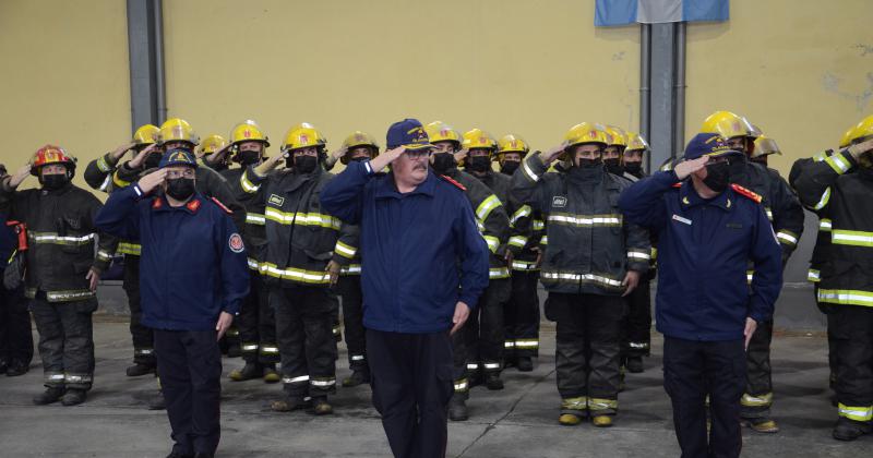 Reconocimientos y ascensos en un emotivo acto protocolar por el Diacutea Nacional del Bombero