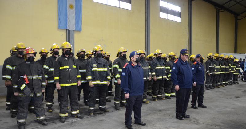 Reconocimientos y ascensos en un emotivo acto protocolar por el Diacutea Nacional del Bombero