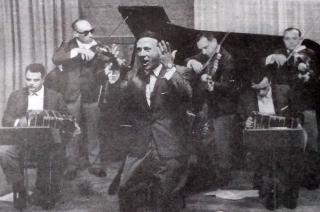 En 1965 la Orquesta Típica Rioplatense de los Hermanos Rossi (señera agrupación musical de la ciudad) viajaba desde Olavarría a Uruguay donde actuaba en los estudios del Canal 5 Sodre interpretando tangos y valses