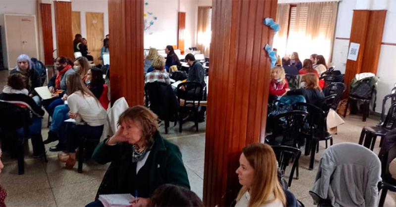 Encuentro de la Mesa Local contra la Violencia con referentes de Educacioacuten