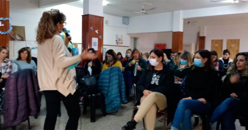 Encuentro de la Mesa Local contra la Violencia con referentes de Educacioacuten