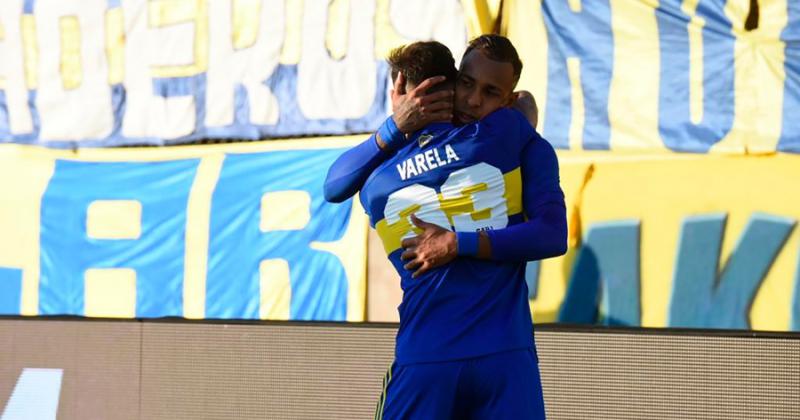 Sebasti�n Villa y Frank Fabra celebraron el tanto Xeneize ante Ferro