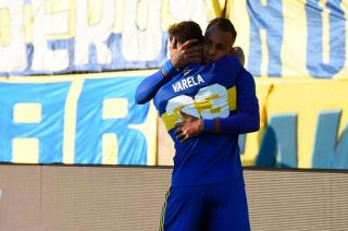 Sebastin Villa y Frank Fabra celebraron el tanto Xeneize ante Ferro