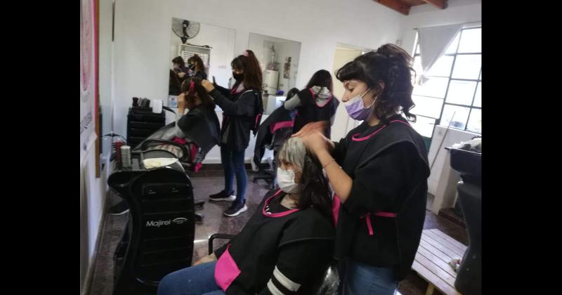 Mujeres adolescentes en el taller de peluquería