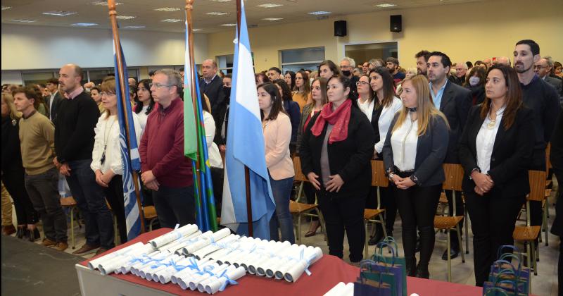 Cientos de graduados de la Unicen recibieron su tiacutetulo universitario