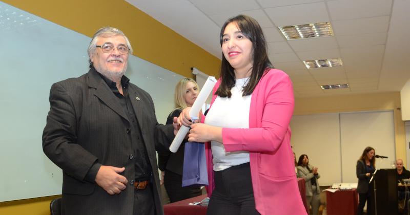 Cientos de graduados de la Unicen recibieron su tiacutetulo universitario