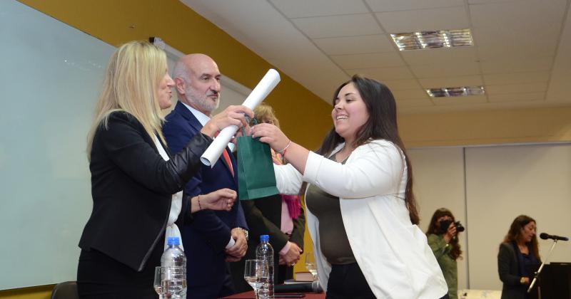 Cientos de graduados de la Unicen recibieron su tiacutetulo universitario