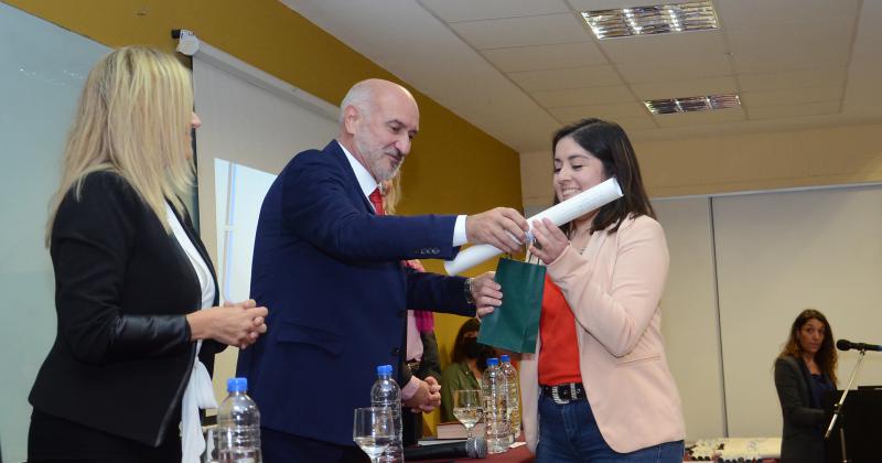 Cientos de graduados de la Unicen recibieron su tiacutetulo universitario