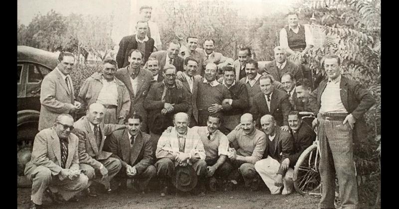 En una soleada tarde de 1960 integrantes de la Comisión Directiva y de la Subcomisión de Bochas del Racing Atletic Club se reunían en los predios de la institución