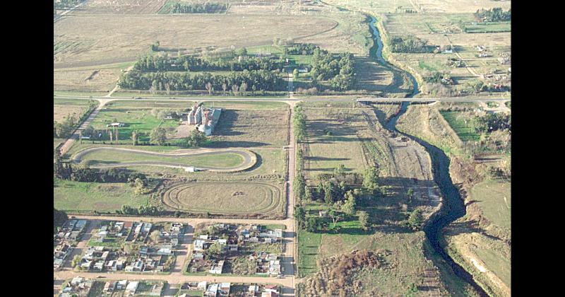 Imagen aérea del sector noreste de la planta urbana de Olavarría a mediados de la década de 1990 donde se observan el arroyo Tapalqué la ruta nacional 226 el velódromo del club Racing y la pista del Club Hípico