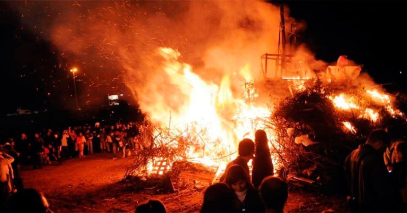 Habraacute fogatas de San Juan y San Pedro en Espigas e Hinojo