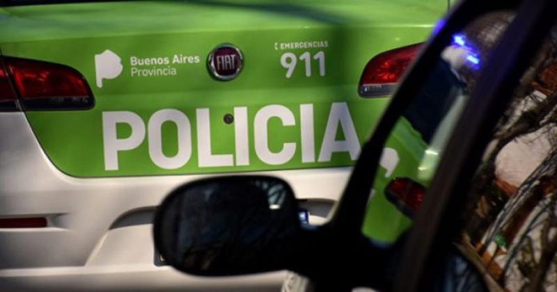 Una persona herida tras chocar su auto contra un camioacuten estacionado