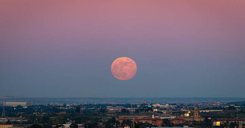 Coacutemo ver la Luna de Fresa la superluna de este martes