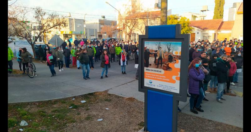 Amplia convocatoria en el abrazo simboacutelico frente a las puertas del Hospital Municipal 